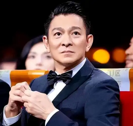 传62岁刘德华再做爸爸!华仔罕有亲自上官网以三字回应