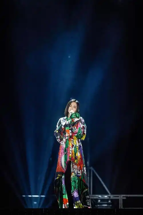 徐佳莹内地巡演首站广州开唱汪苏泷惊喜现身合唱