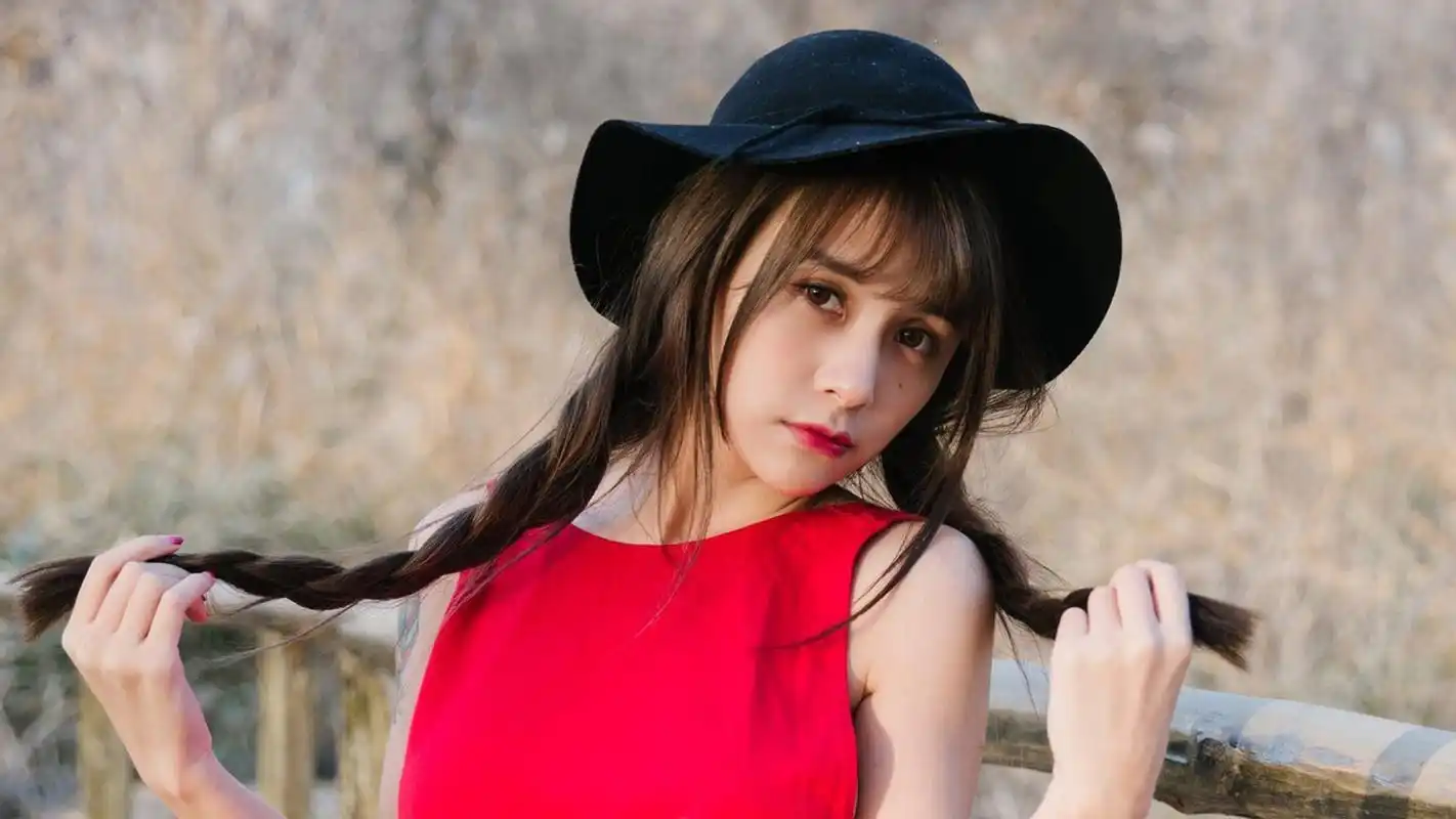 宅男女神夏日阳光甜美写真桌面壁纸下载