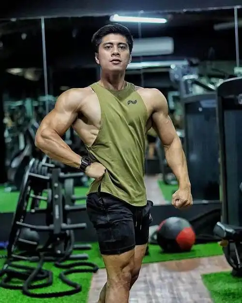 成熟型男的肌肉练得相当壮胸肌麒麟臂八块腹肌显男人气概