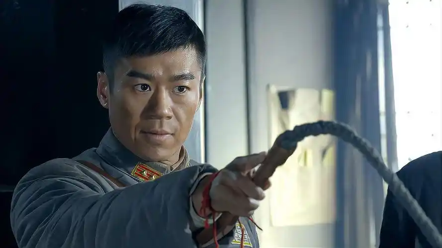 我的特一营:周天翼即将奔赴前线,为铁蛋安全,狠心用鞭子赶她走