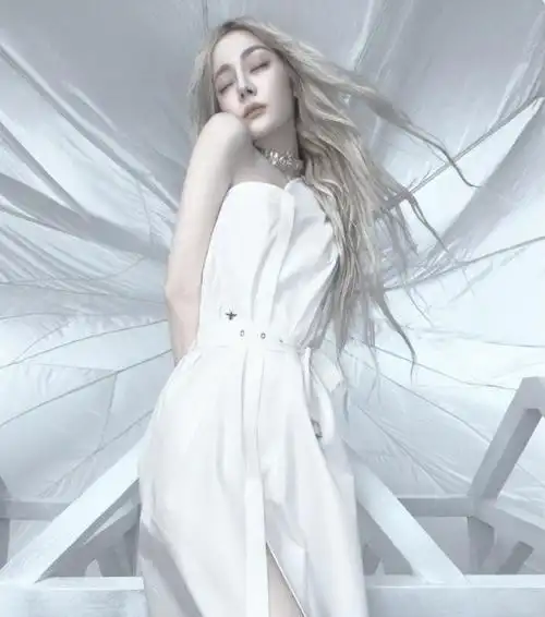 迪丽热巴时装三月刊造型火上热搜,简直是异世白精灵,美得震撼