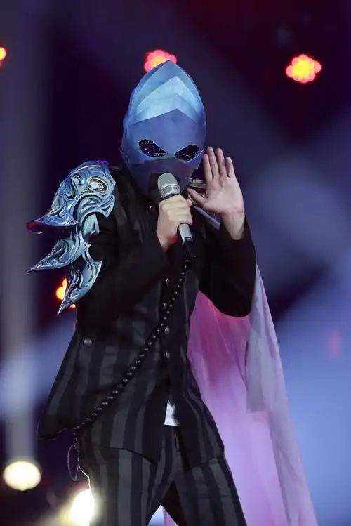 组图:《蒙面》开播真假黄晓明现身 自爆亲过baby