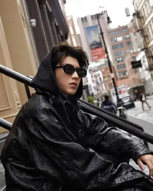 蔡徐坤自拍更新啦黑色皮衣造型侧颜对镜拍好酷的坤坤