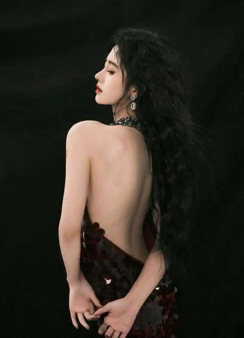 鞠婧祎血色大片:鞠婧祎最新生日大片释出,红黑搭配,神秘感满满,是多变