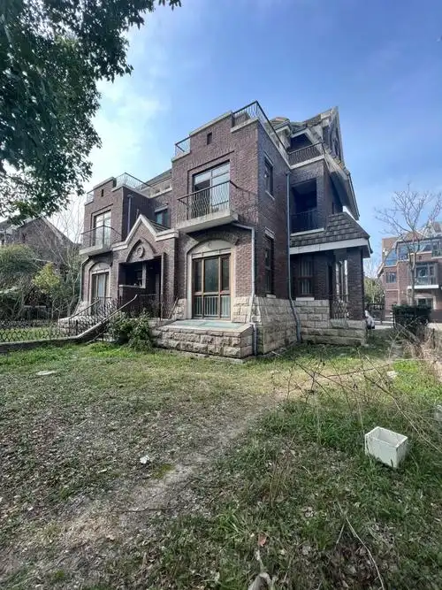 松江新城泰晤士小镇旁英伦风格双拼别墅