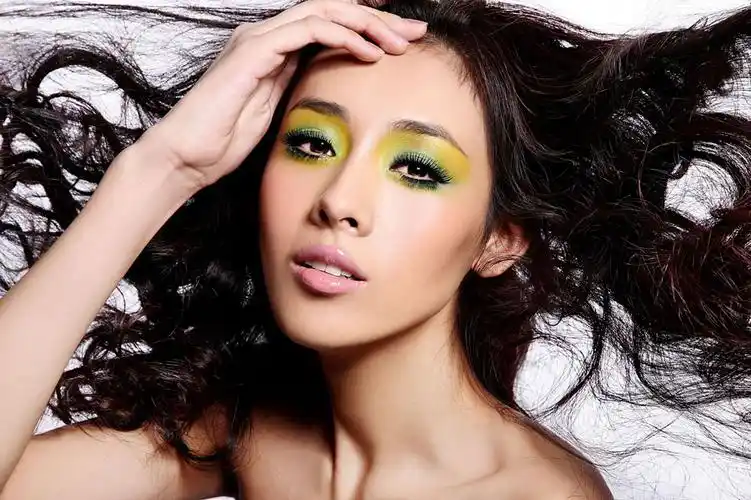 头发飘逸的美女图片