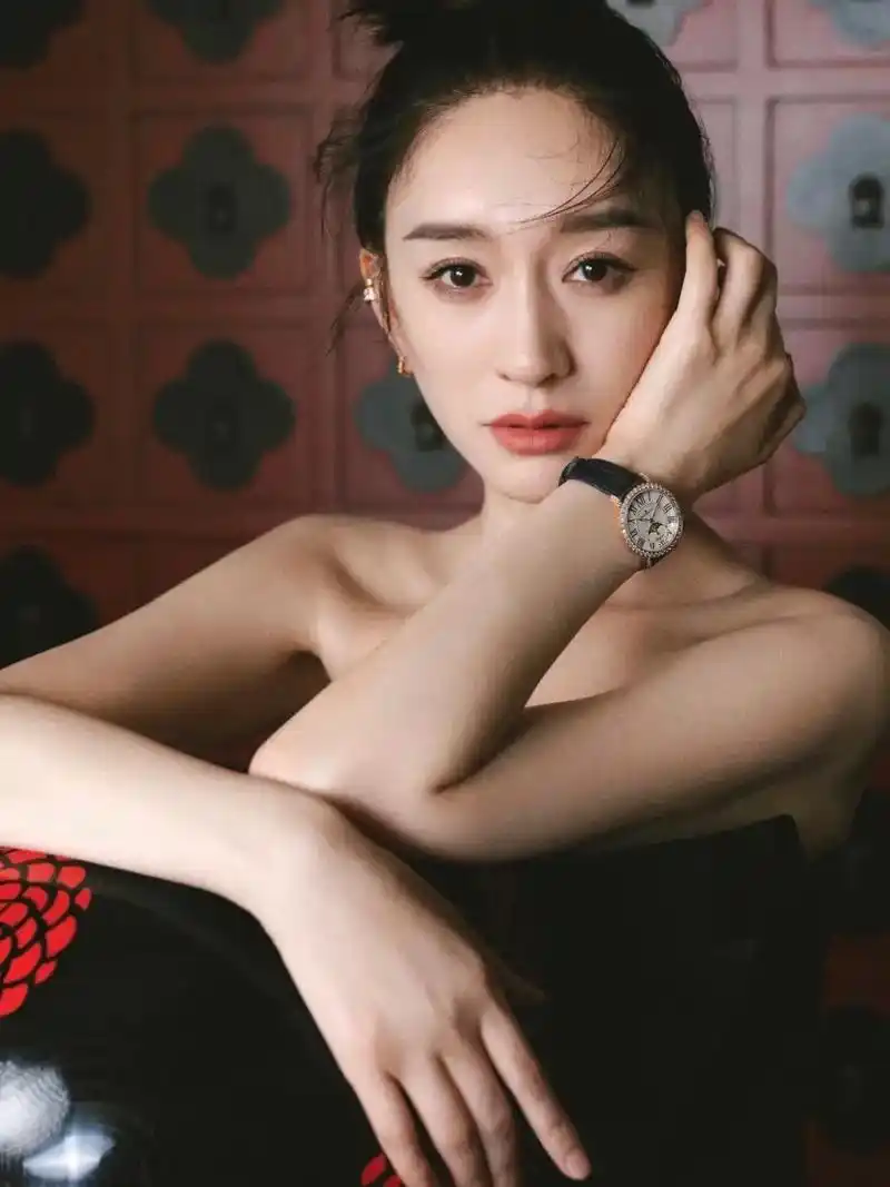 李小冉佩戴宝珀女装系列女表|活动持续中.