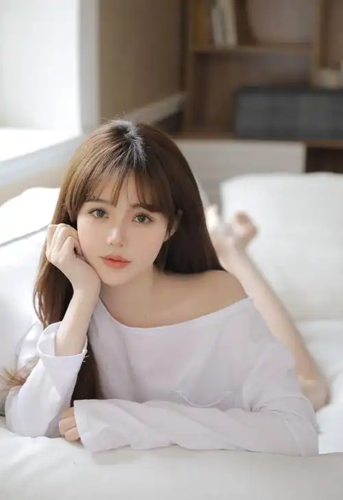 好看图片 可爱(着装清凉清爽的漂亮甜美可爱美女居家悠闲迷人写真图片