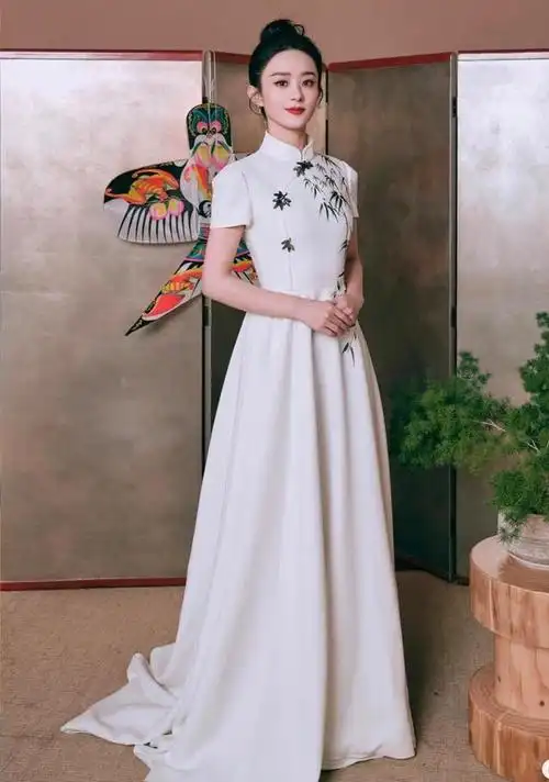 赵丽颖春晚一袭竹墨礼服端庄典雅又不失俏皮可爱