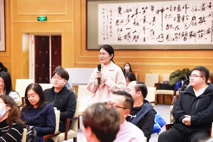 庆三八北航举办女师生访谈交流活动