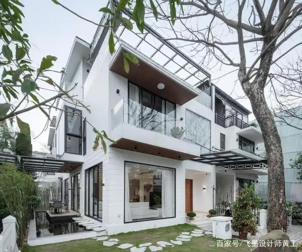 他家独门独栋的别墅,院子绕房大半圈,铺上草坪和小路,能休闲能喂鱼养