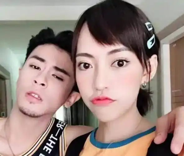 54岁焦恩俊息影后画风大变,拍时尚大时尚照,惊艳网友:接辣眼_女儿