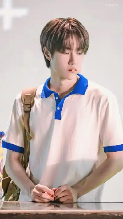 王一博 韩国校服