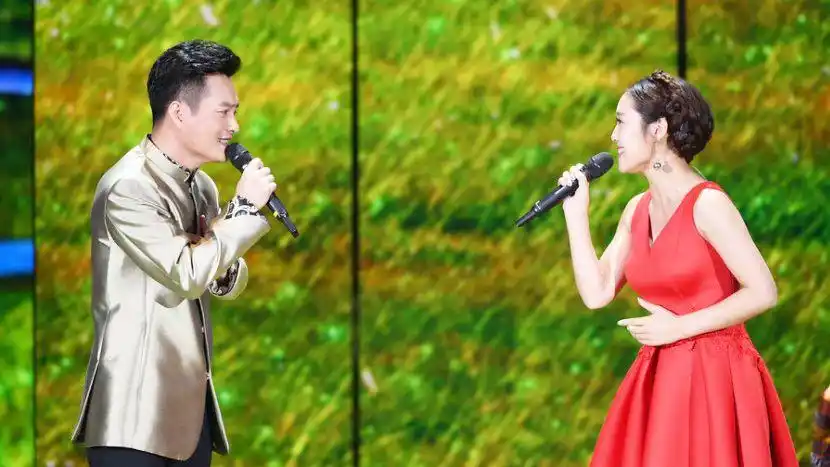 云飞,云朵,深情对唱一首《离别草原》,太好听了