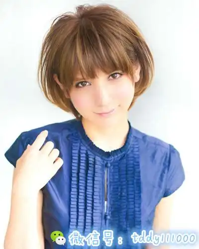 style   瘦脸指数:★★★★★ 齐刘海两边比较长,彰显个性,蓬松发型在