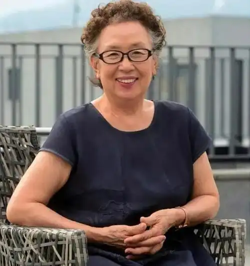 不是说这种发型不好,而是不到八十岁你驾驭不出那种经典的美感,反而