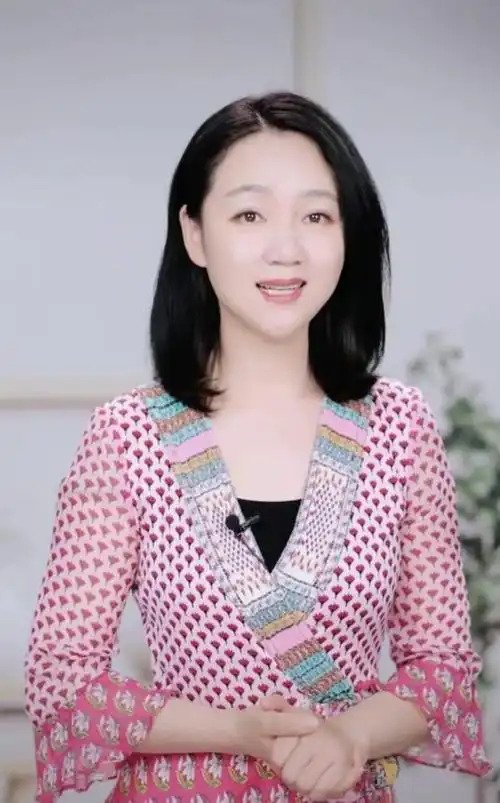 49岁主持人周群惹争议高铁商务车厢内热舞被指不分场合