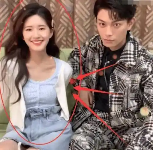 赵露思被黑怕了!跟丁禹兮线下合体时,手放的位置成亮点,心疼你