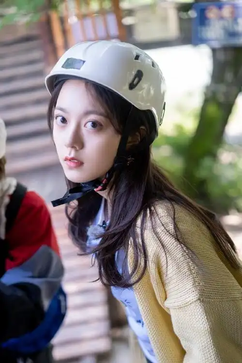 赵今麦的自在假期短片##赵今麦粉色吊带造型