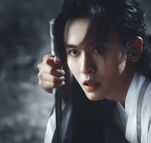 翻看张哲瀚的古装造型,才觉得周子舒不算啥,红衣装扮直接爱了