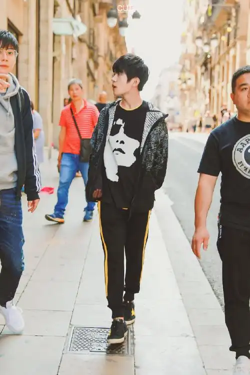 tfboys-易烊千玺  不过每次飞国外行程都好满,辛苦啦期待早日在电影