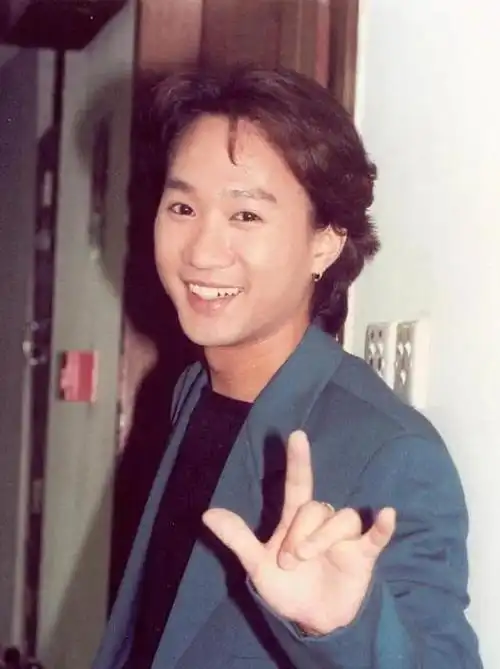 黄家驹不幸离世她选择终身不嫁求婚戒指一直戴了27年