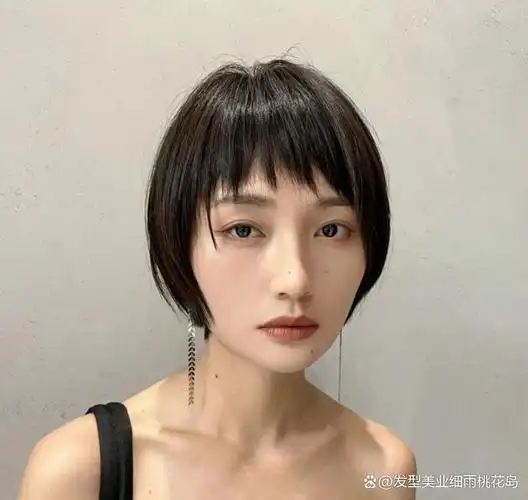 搭配精致超短碎发非常别致,染一个个性十足的发色很有