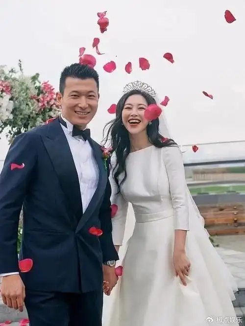 没有因为婚姻而放弃自己的事业,她依然活跃在娱乐圈中,继续拍摄电视剧