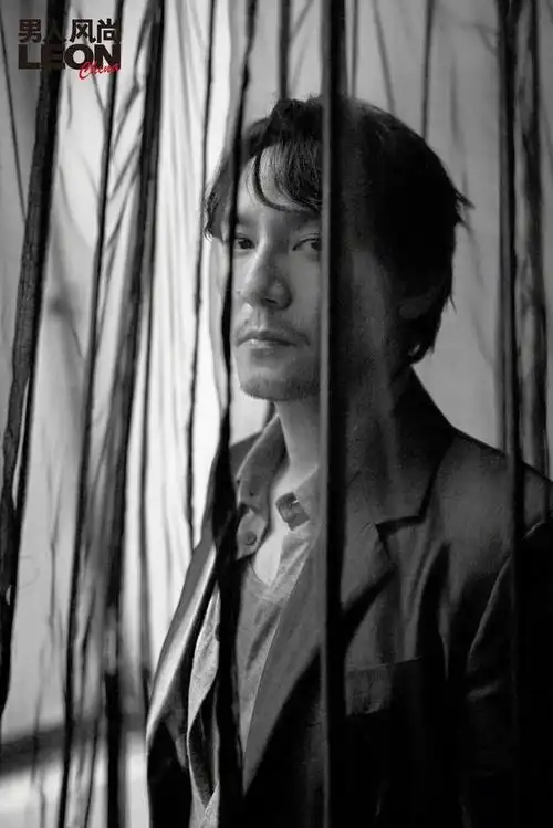 张震登leon男人风尚四月刊封面依旧沉稳帅气