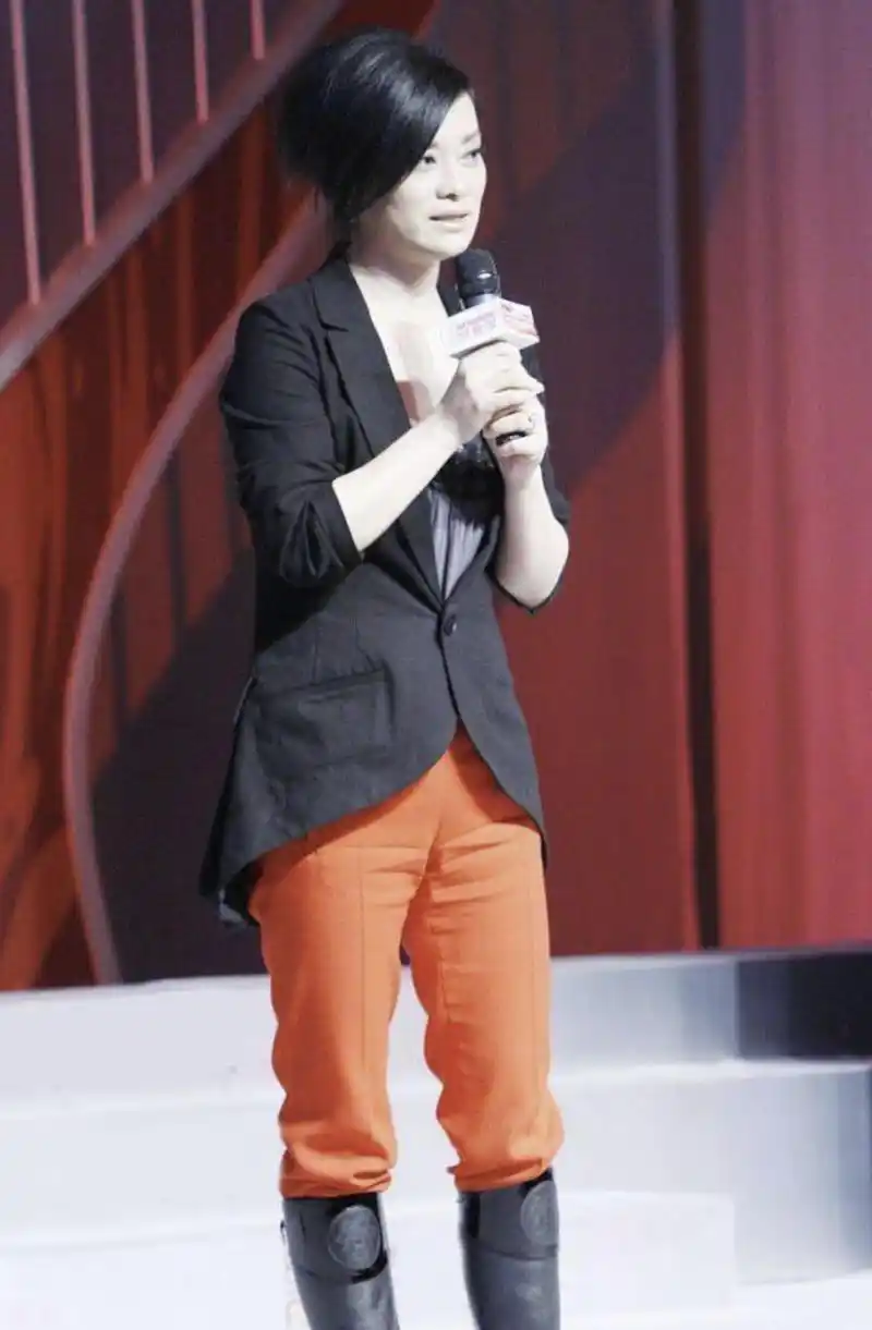 原创毛阿敏"阿姨辈"里最洋气,唐装外套搭白t恤稳重内敛,时髦洋气