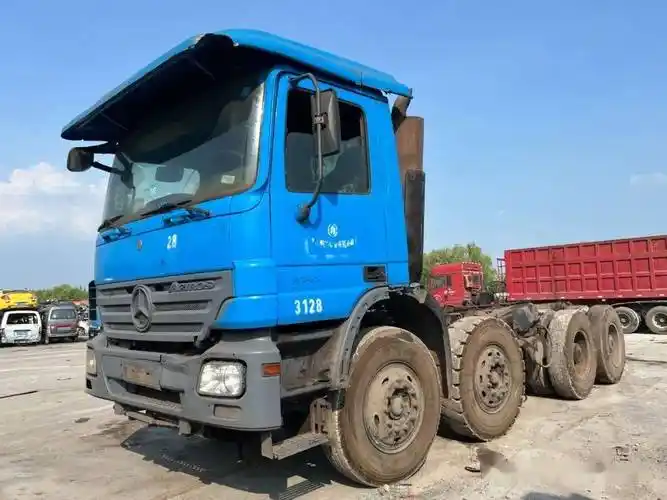 国内罕见车型 短轴距的奔驰actros 4141 8x4自卸车