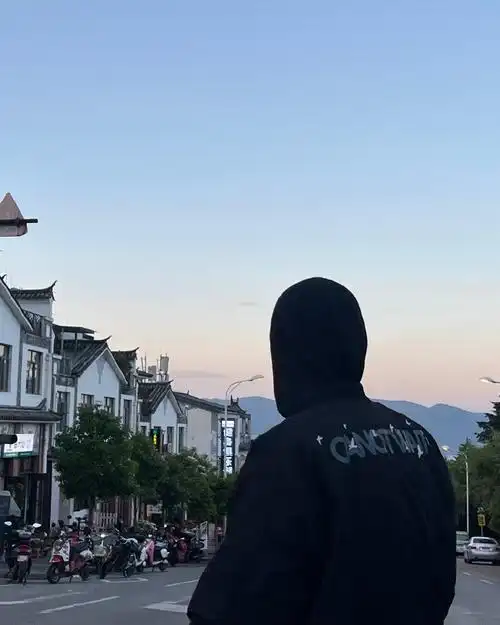 李现白t打篮球##李现背影宽肩