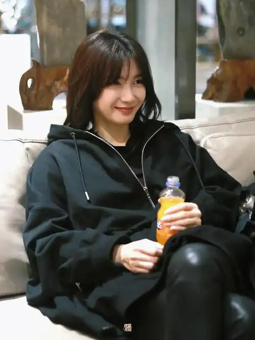 江疏影剪了新齐肩发型洋气10倍穿卫衣皮裤走机场时髦减龄