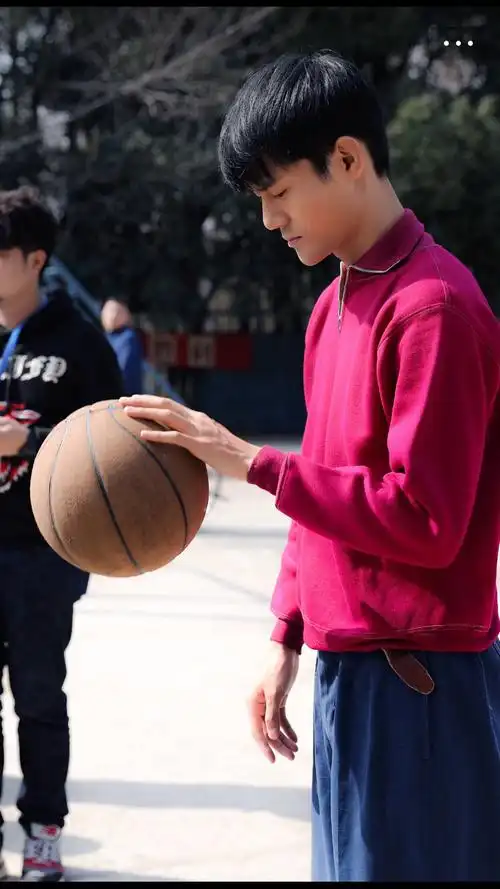 都被涂了哈哈哈哈 没涂黑之前的王凯路透 涂黑后～学习打球的农村少年