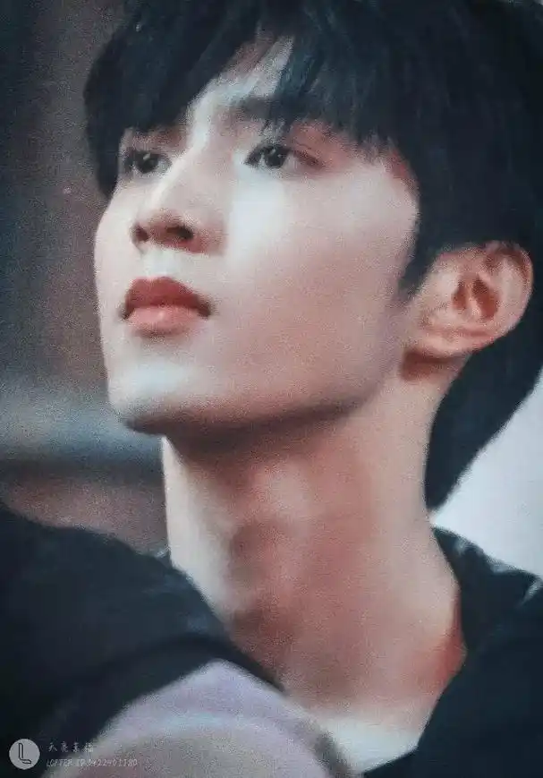 双喉结…… 我承认我很馋是真的 #刘耀文 #双喉结##氛围感 - 抖音