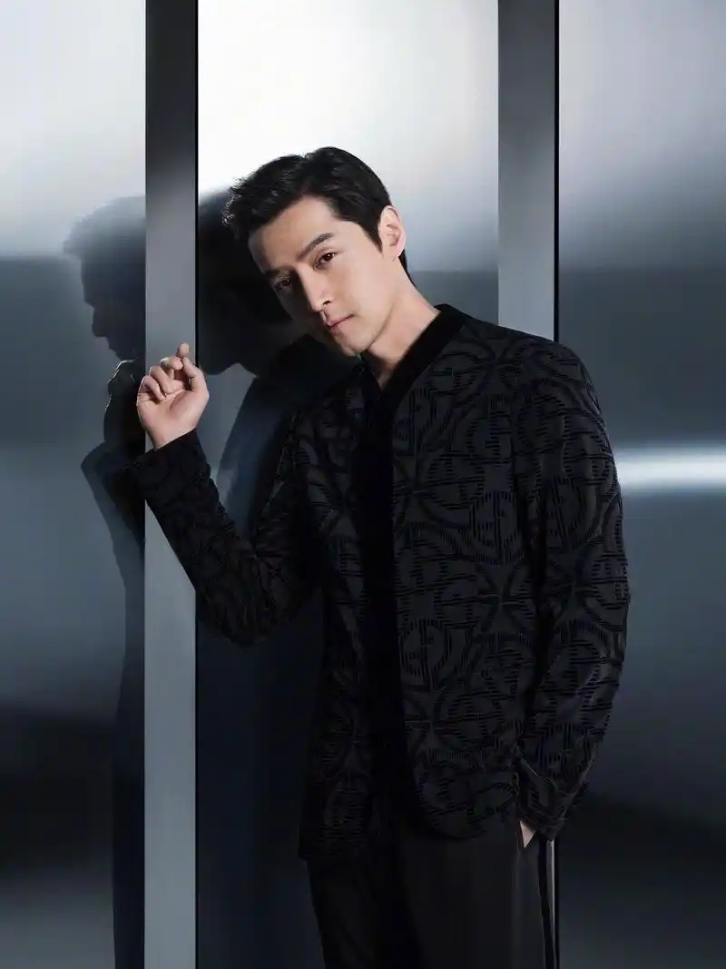 胡歌发型变迁史:华丽转身 胡歌这些年的发型变化可以说是丰富多彩,从