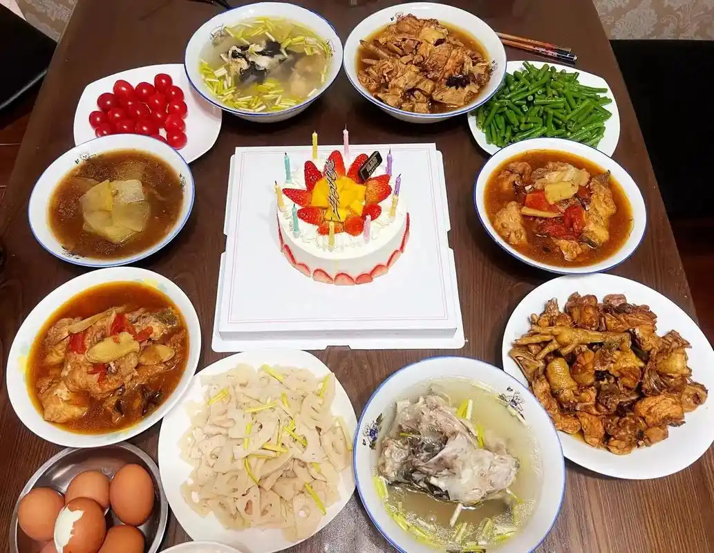 祝福自己生日快乐!感谢老公做了一桌子好吃的菜!感谢我的孩子们.外孙