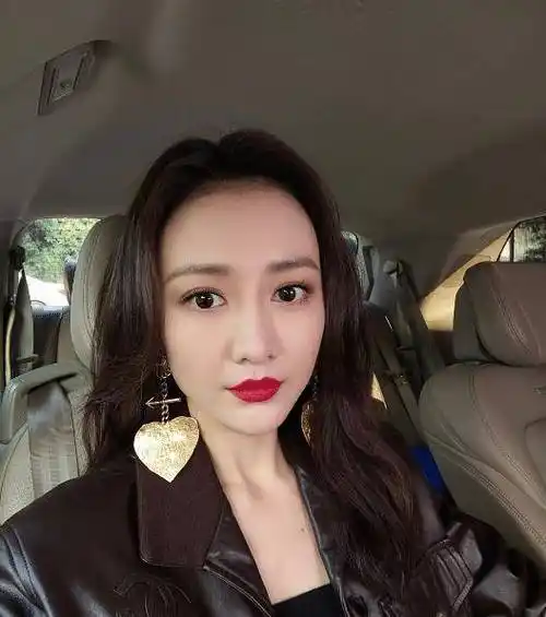 王鸥浓妆暴露整容后遗症?