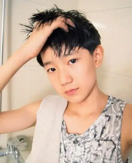 王源被恶意造谣整容从小到大的照片证明了一切范冰冰力挺