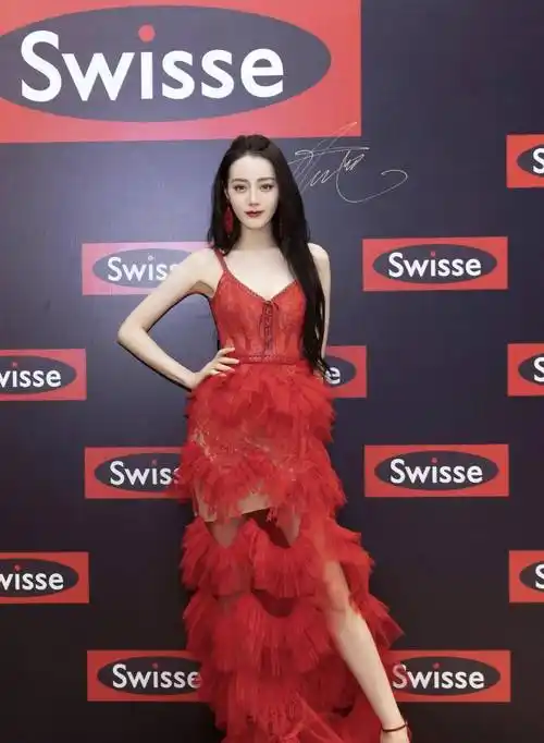 迪丽热巴真"火辣",红色吊带裙秀出满分身材,肤白貌美惊艳众人