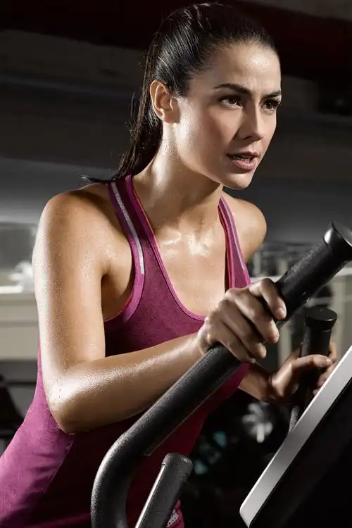 健身女孩,紫色的衣服,汗水