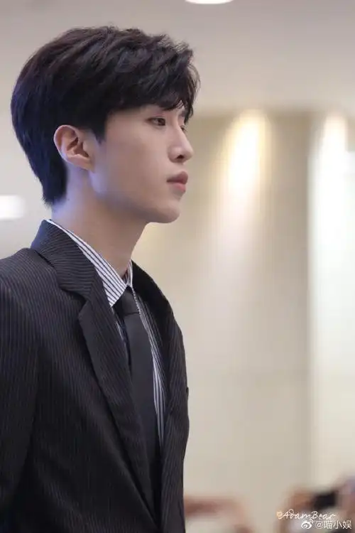 感受一下范丞丞的完美侧颜杀 致命喉结,双重性感完全在线索命了