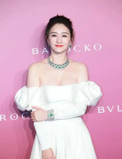 李小冉这种身材真是天赐的神仙身材啊,雪白皮肤就服她,腿长身材大