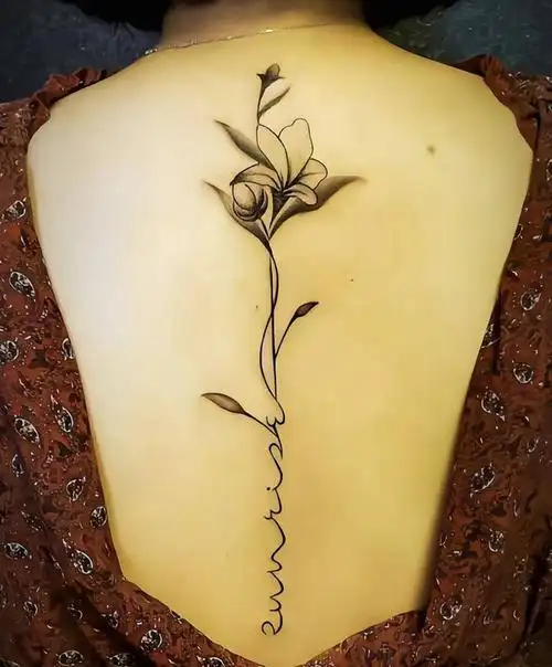 脊柱小花纹身图片_背部新传统纹身图案