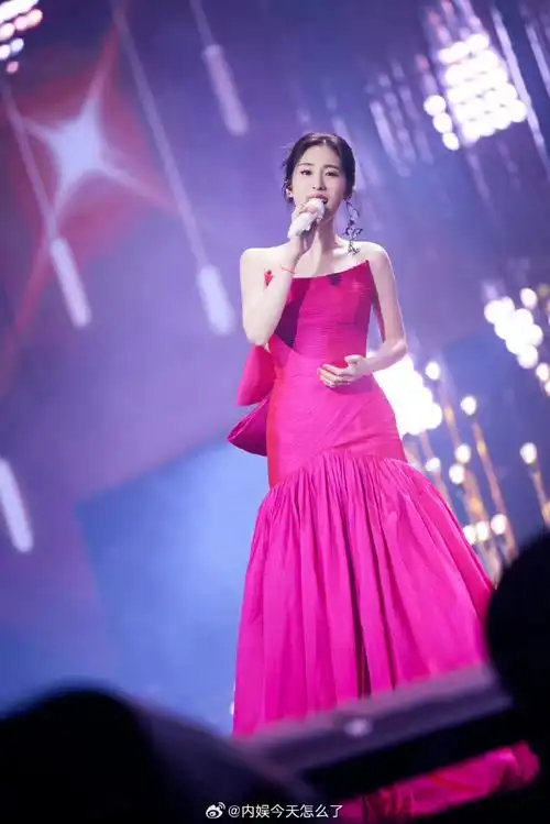 白浅花千骨在张碧晨演唱会相遇了##粉丝在张碧晨演唱会cos白浅花枪乔