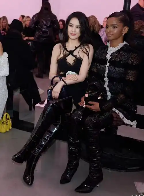 黄圣依瘦出新高度直接把靴子当裤子穿显得腿又细又长