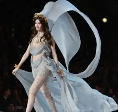 何穗曾靠着给李咏砸金蛋为生如今摇身一变成了国际超模