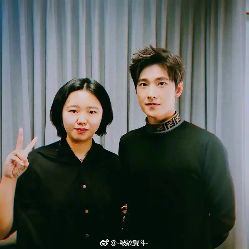 采访工作人员晒与杨洋合影 并送祝福"他可以成为任何想成为的人"