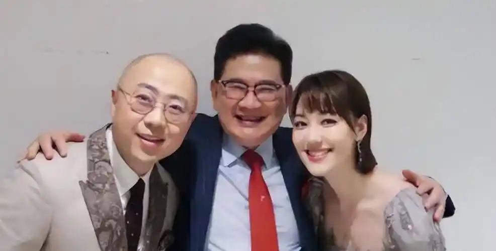 央视主持王冠:和曹可凡传绯闻,被母亲催婚,38岁未婚也幸福_广告_卫视